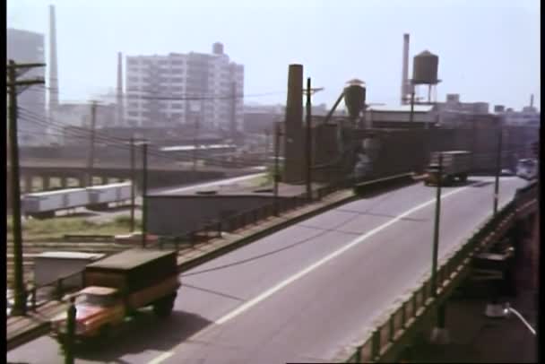 Coches y camiones cruzando el puente — Vídeo de stock