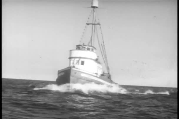 Barco navegando no oceano — Vídeo de Stock