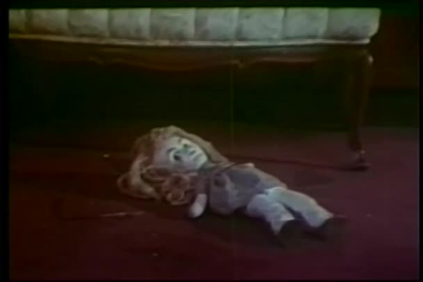 Zoom en muñeca en el suelo — Vídeos de Stock