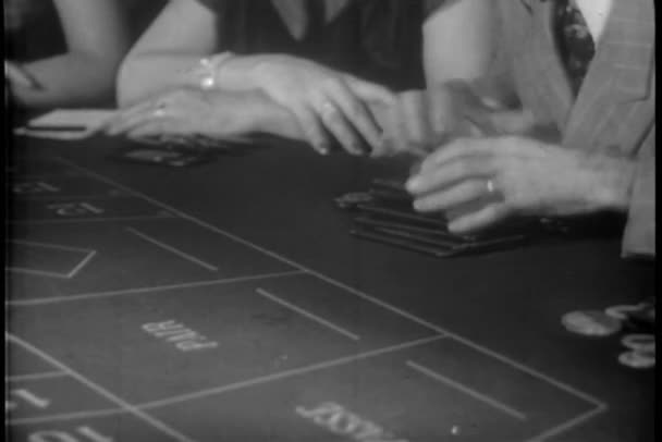 Close-up de mãos jogando roleta no cassino — Vídeo de Stock