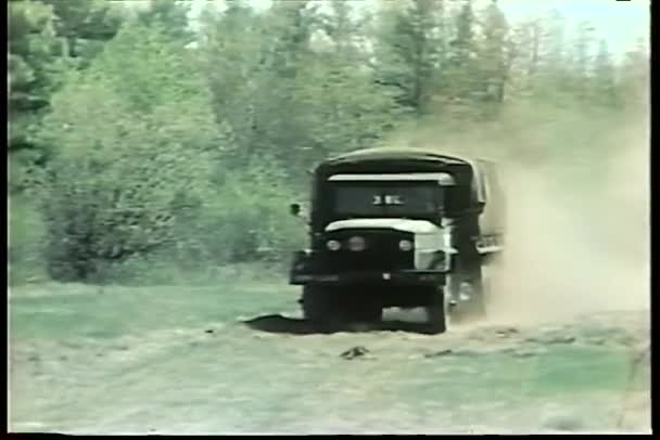 Camión militar de la década de 1970 pasando por carretera — Vídeos de Stock