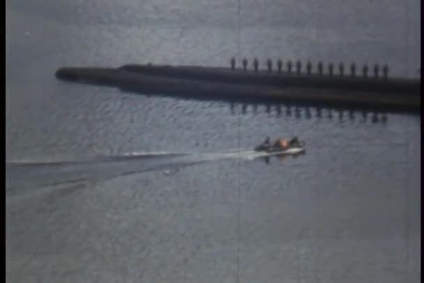 Катер приближается к подводной лодке — стоковое видео
