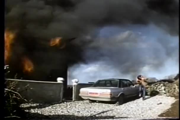 Široký záběr muž běžel k hořící dům — Stock video