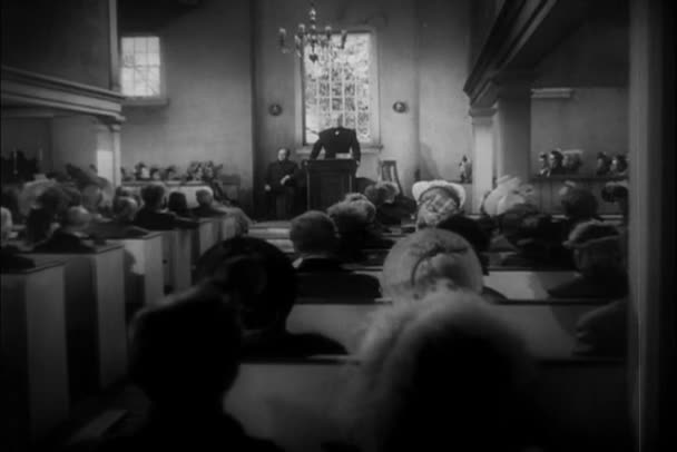 Pasteur prêchant de la chaire à l'église — Video