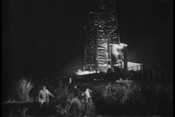 Dlouhé shot muži z tryskající ropný vrt — Stock video