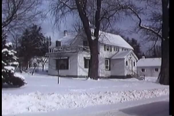 Panning neve cidade coberta — Vídeo de Stock