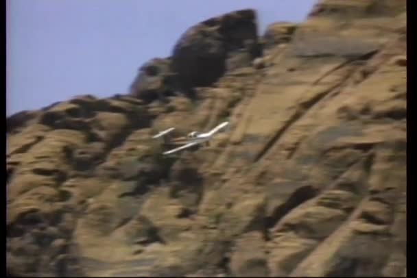 Avion hélice volant à travers les montagnes — Video