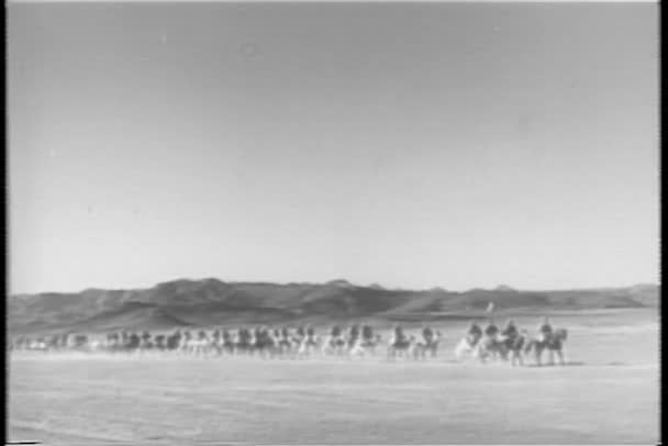 Soldiers on horseback traveling through the desert — Stock Video