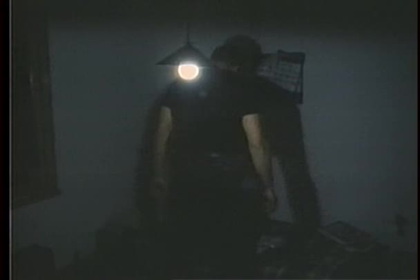 Vista posteriore dell'uomo in camera da letto che si prepara ad uscire — Video Stock