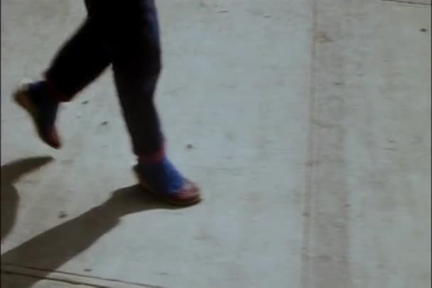 Pernas de close-up de andar na calçada — Vídeo de Stock