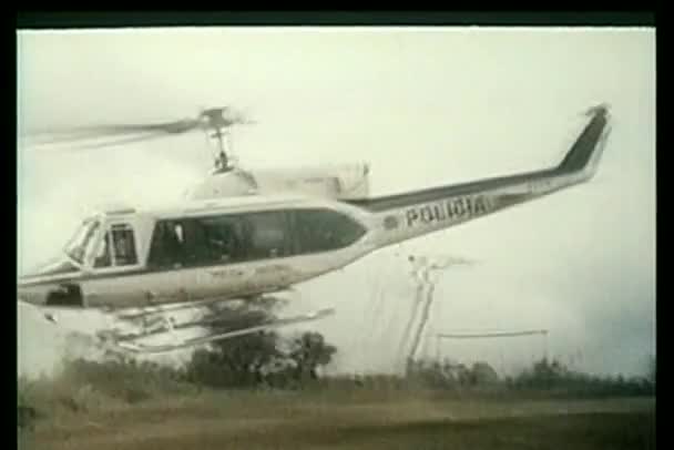 Helicóptero de policía latinoamericano despegando en valle — Vídeo de stock