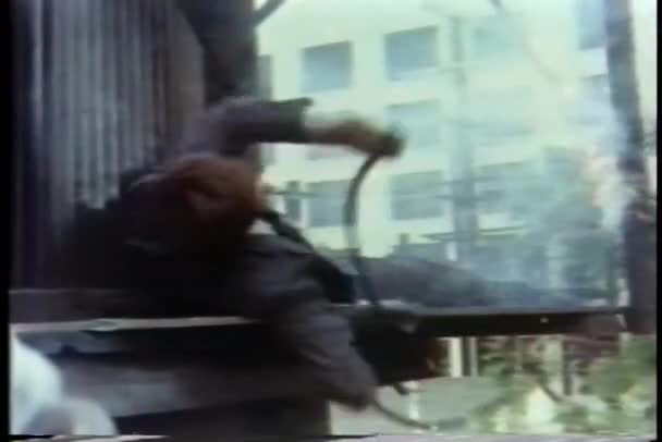 Электрошокер падает со здания — стоковое видео