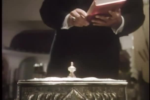 Mann nimmt Koran auf und liest — Stockvideo