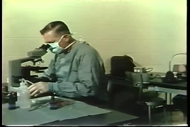 Płukanie laboratorium techników w pracy z mikroskopów — Wideo stockowe