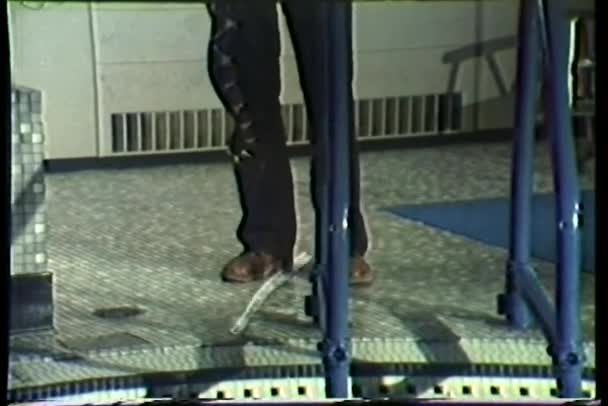 Homme faufilant python dans la piscine 