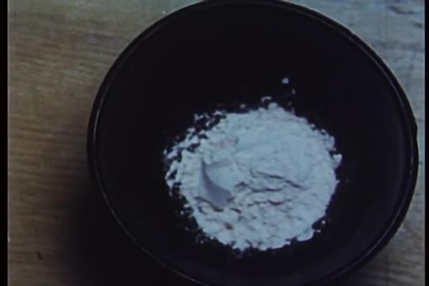 Miesza z bliska mieszaniny wody i mąki na ciasto w misce — Wideo stockowe