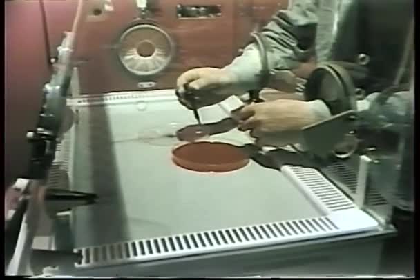 Τα χέρια quirting υγρό από το σταγονόμετρο φάρμακο σε τρυβλίο Petri — Αρχείο Βίντεο