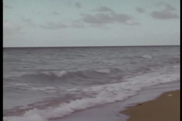 Body submerged in ocean — Stock Video