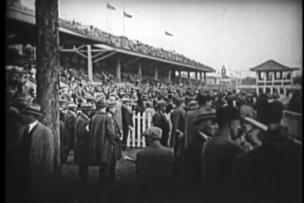 Široký záběr z davu na závodní dráze — Stock video