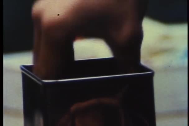 Close-up van handen ontwikkelen spoel van film — Stockvideo
