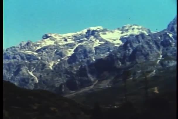 Panning paisagem de montanha coberto de neve — Vídeo de Stock