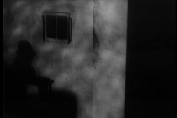 Ombre de l'homme se faufilant dans la maison 