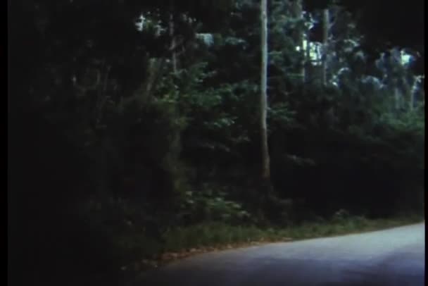 Pohled z jedoucího auta jízdy po venkovské silnici — Stock video