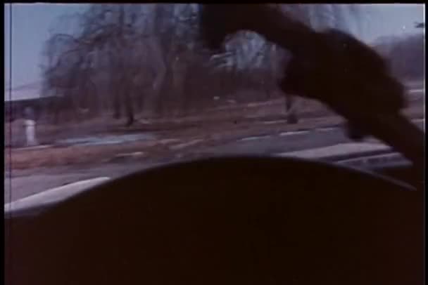 Punto de vista, persona conduciendo coche de escapada — Vídeos de Stock