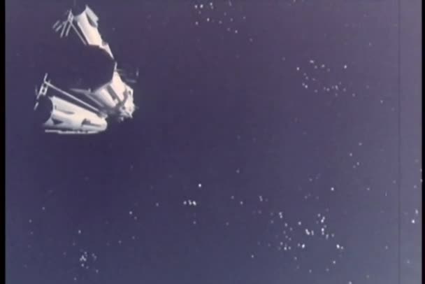 Navire spatial se dirigeant vers la planète 