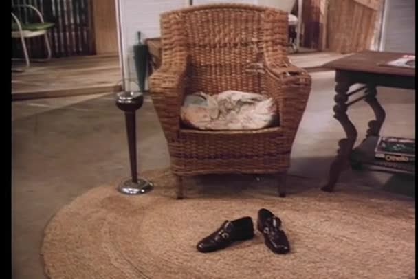 Zoom en los zapatos de los hombres en la alfombra — Vídeo de stock