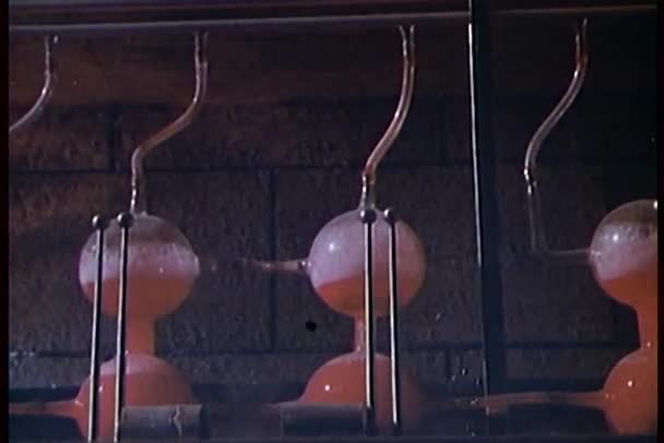 Montage av kokande kolvar i laboratorium — Stockvideo