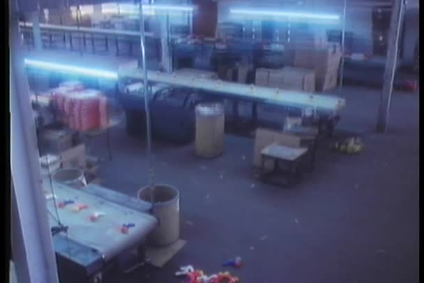 Jouets tombant de la bande transporteuse usine — Video