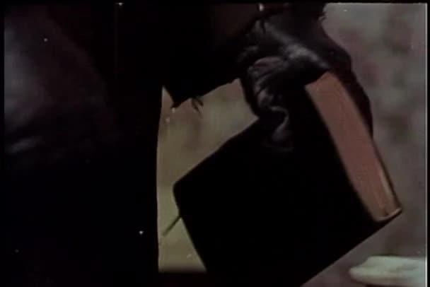 Närbild av handskar på händerna öppna boken och läsa — Stockvideo