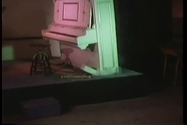 Flutuante piano explodindo e afundando no chão — Vídeo de Stock