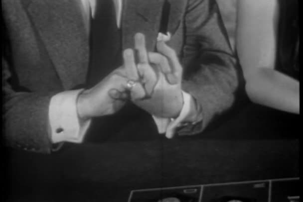 Κινηματογράφηση σε πρώτο πλάνο των χεριών του ανθρώπου νευρικό όπως χάνει στο τραπέζι της ρουλέτας — Αρχείο Βίντεο