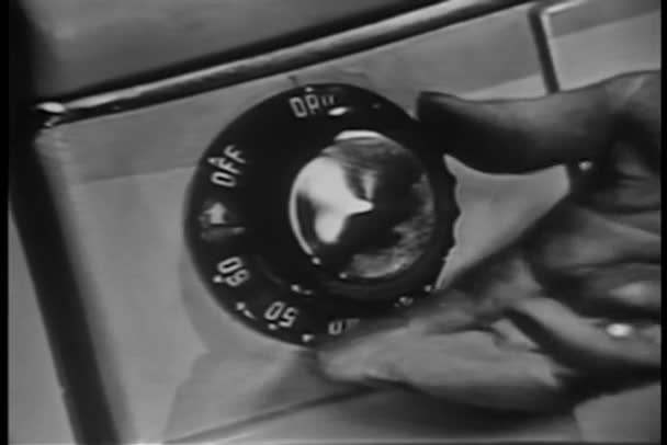 Close-up do botão de giro da mão no secador de roupas — Vídeo de Stock