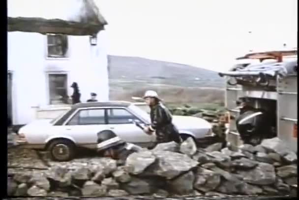 Pompiers éteignant un incendie dans une maison en feu 