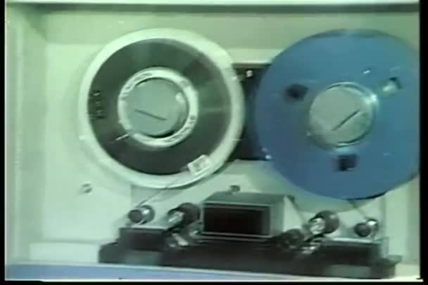 Mujer transcribiendo datos registrados en la sala de computadoras de 1970 — Vídeo de stock