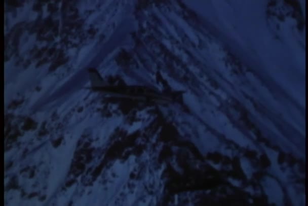 Un avion s'écrase en montagne et casse un canon à gaz toxique 