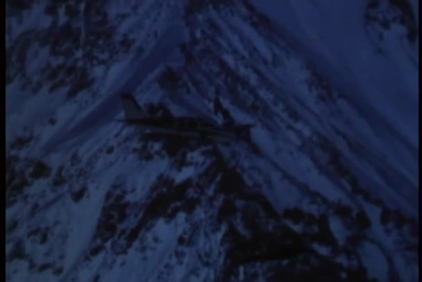 Un avion s'écrase en montagne et casse un canon à gaz toxique — Video