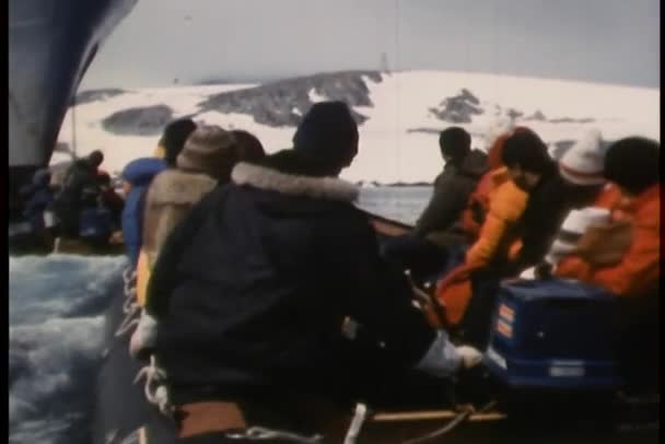 Вид сзади моторных лодок, приближающихся к кораблю — стоковое видео