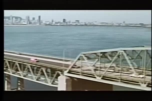 Arabaların köprüden sürüş havadan görünümü — Stok video