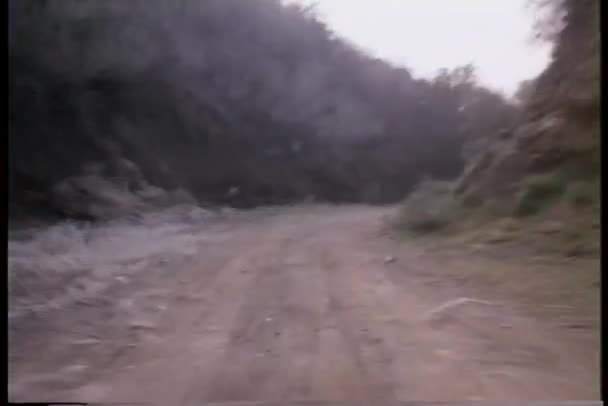 Point de vue de la moto excès de vitesse sur route de terre — Video