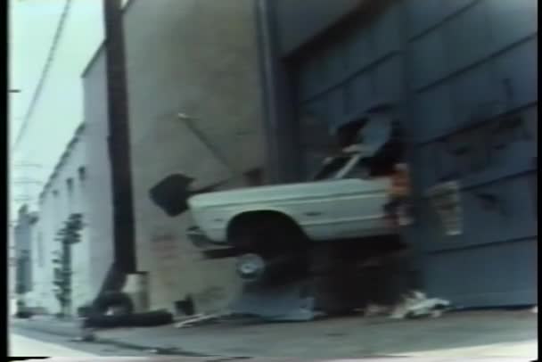 Auto bianca guida attraverso muro garage — Video Stock