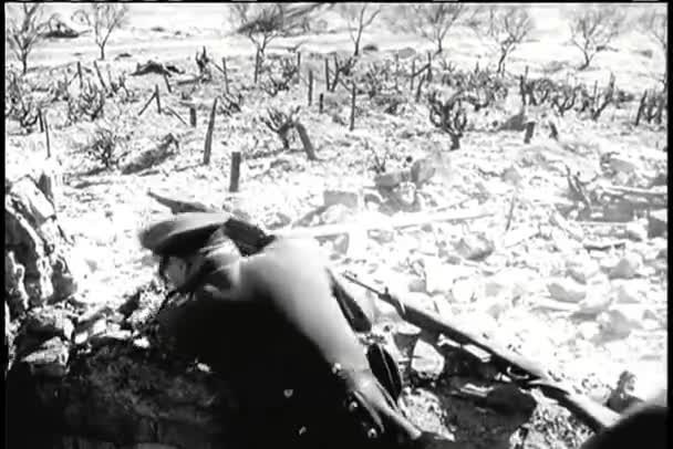 Widok z tyłu żołnierzy rzucanie granatow — Wideo stockowe