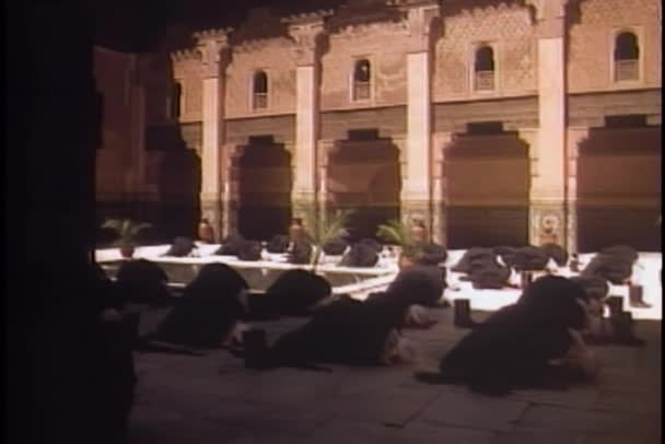 Арабы молятся в мечети — стоковое видео