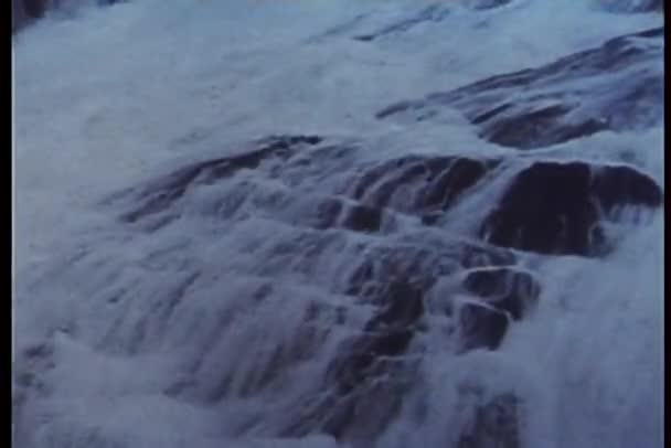 Wide shot of waves hitting rocks — Stock Video