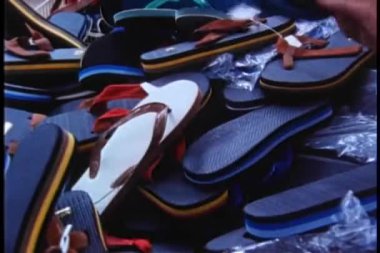 flip flop yığını arayan kadın