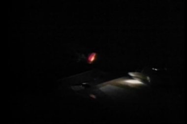 kişi arama karanlıkta fener ile