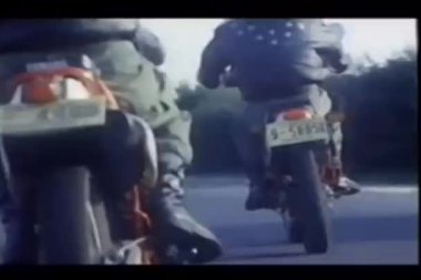 ülke yolda sürme motosiklet bisikletçileri arka görünüm